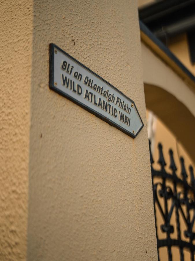 The Village Inn Bohola Dış mekan fotoğraf
